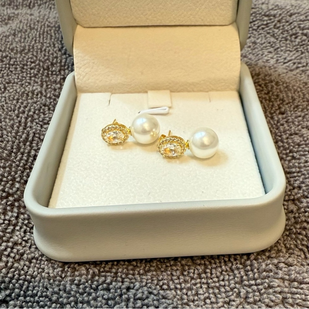 New Elegant Gorgeous Gold and White Pearl Earrings